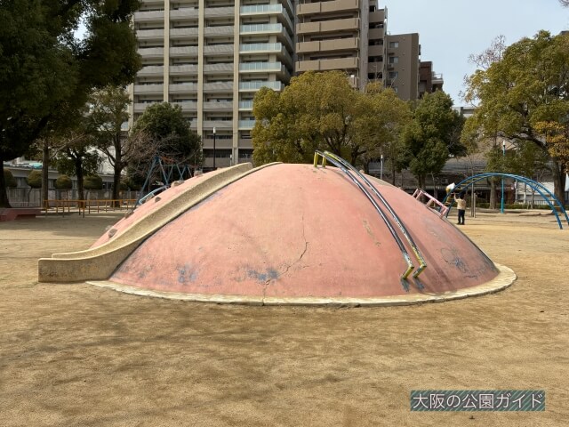 「銅座公園」石山遊具
