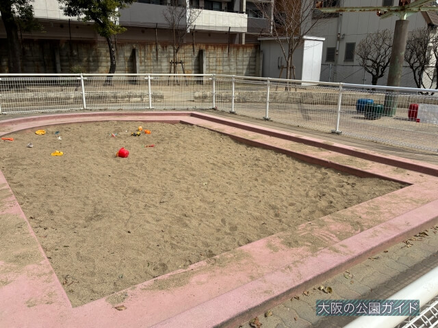 「銅座公園」砂場