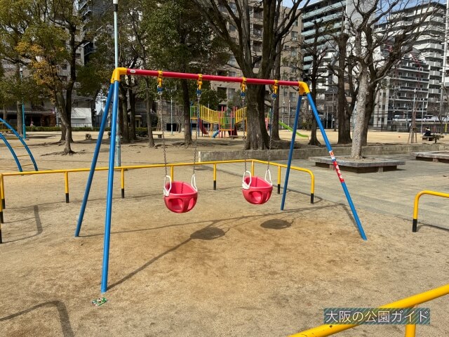 「銅座公園」幼児向けブランコ