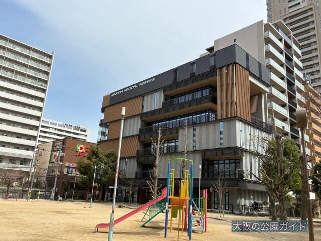 「銅座公園」複合遊具と施設「上町メディカルテラス」