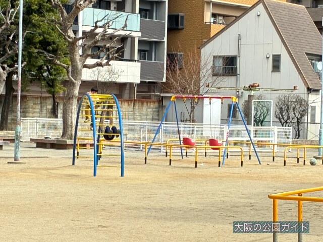 「銅座公園」アーチ型雲梯（うんてい）