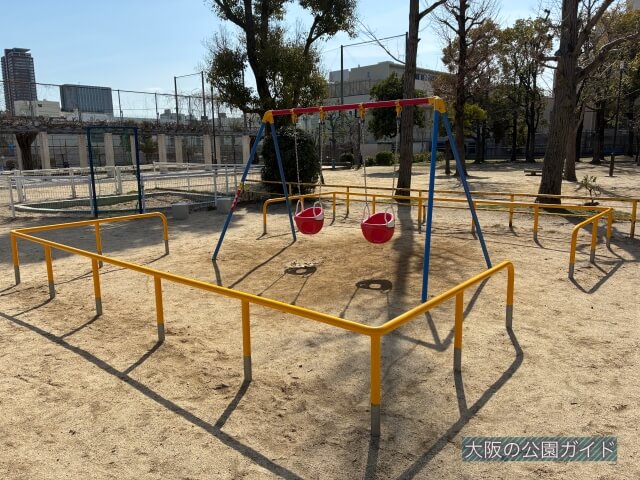 「越中公園」幼児向けブランコ