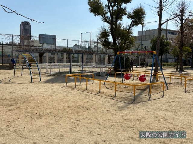 「越中公園」幼児向けブランコ、雲梯、砂場