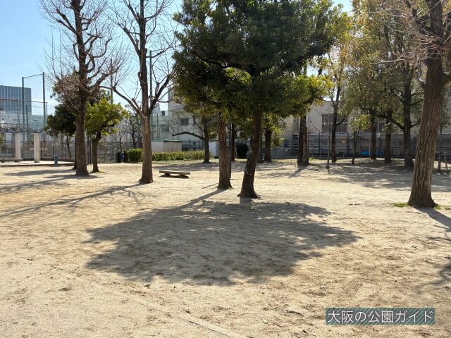 「越中公園」広場