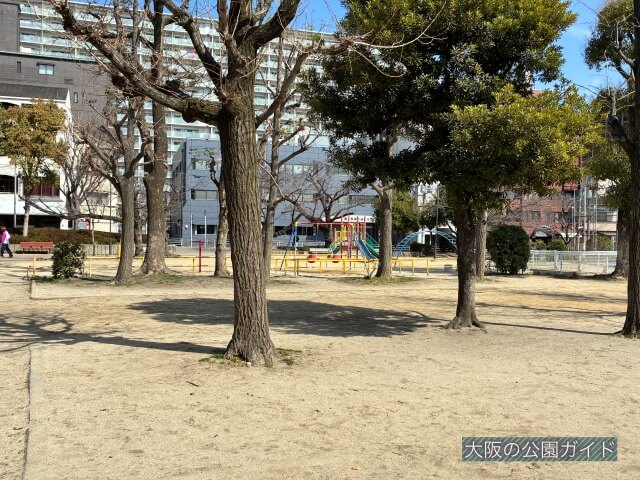 「越中公園」広場から複合遊具を撮影