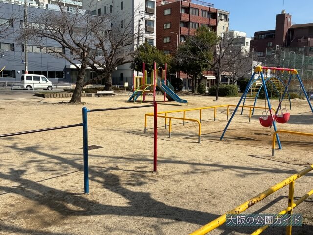 「越中公園」鉄棒、幼児向けブランコ、複合遊具