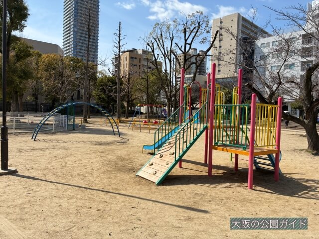 越中公園の複合遊具や雲梯、ブランコ