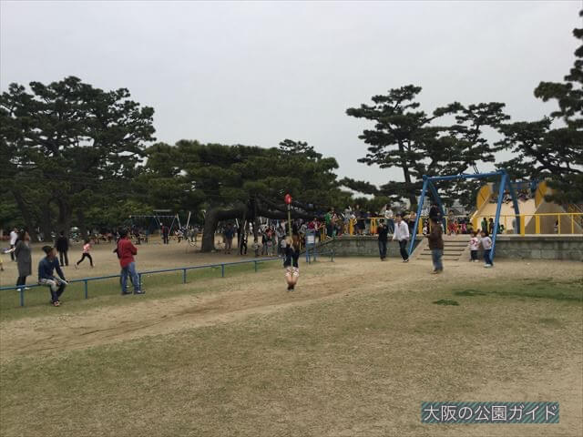浜寺公園「北児童遊技場」ぶら下がって移動する遊具（ターザンロープ）