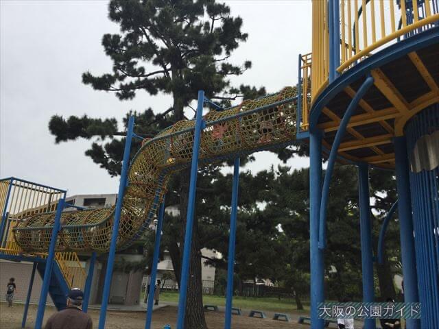浜寺公園「北児童遊技場」複合遊具（ネットの輪っかを進む）