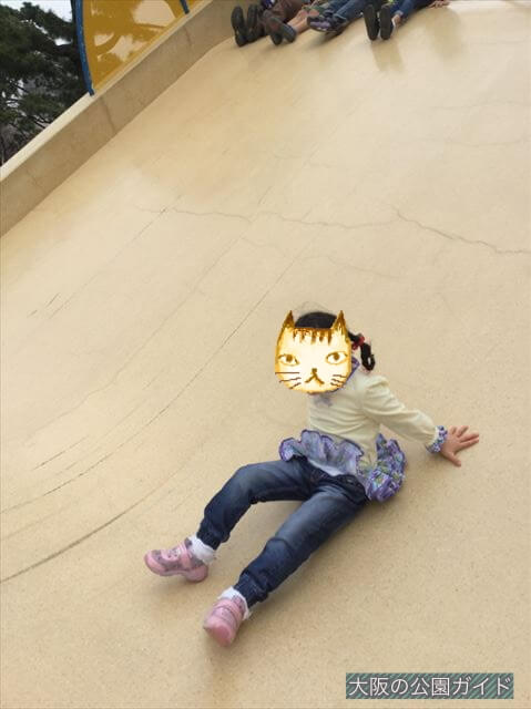 浜寺公園「北児童遊技場」角度のある石の滑り台を滑る様子