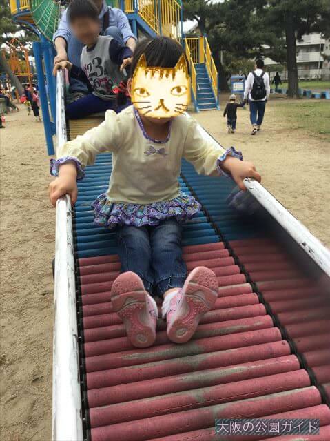 浜寺公園「北児童遊技場」巨大複合滑り台。ロング滑り台を滑る様子