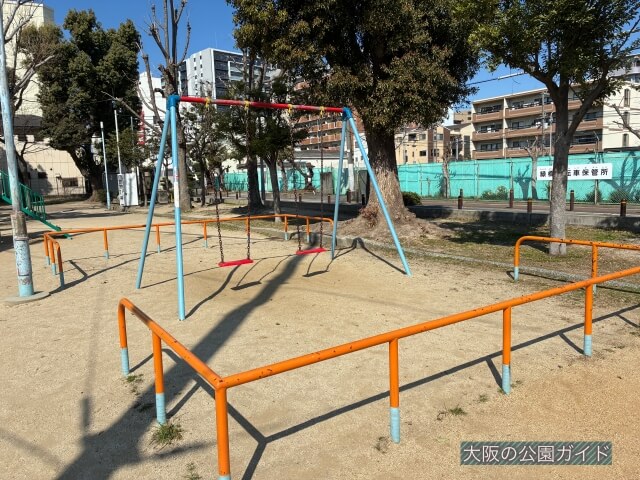 「東中本公園」ブランコ