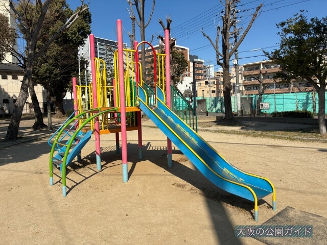 「東中本公園」複合遊具