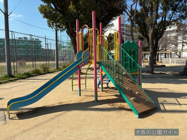 「東中本公園」複合遊具・ミニボルダリング(ロッククライミング)