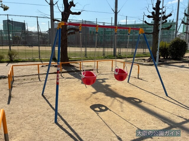 「東中本公園」幼児向けブランコ
