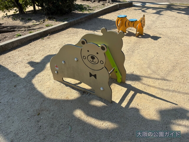 「東中本公園」幼児向け乗り物(クマ・トラ)