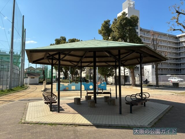 「東中本公園」屋根付きベンチ