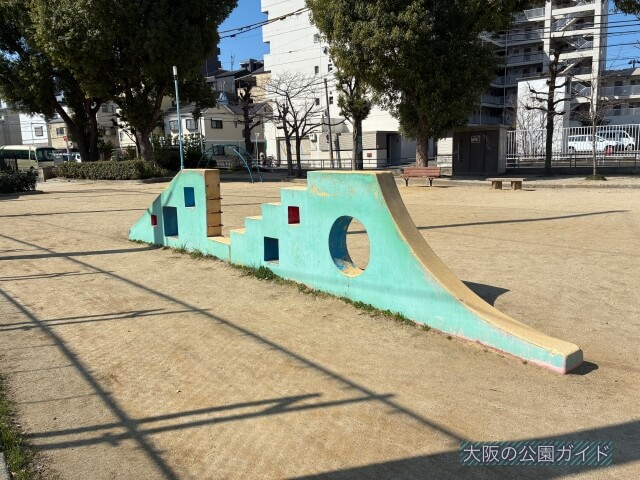 「東中本公園」色々な形の平均台