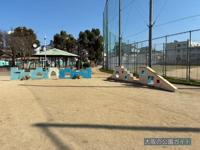 「東中本公園」色々な形の平均台と広場