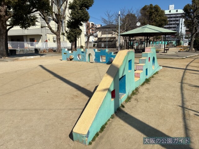 「東中本公園」色々な形の平均台