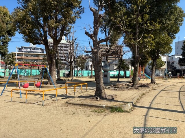 「東中本公園」木と幼児向けブランコ