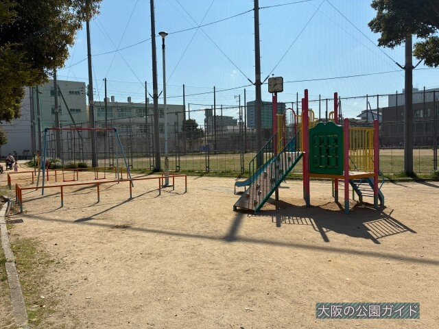 「東中本公園」複合遊具とブランコ