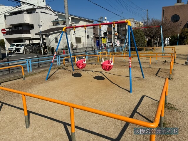 「神路公園」幼児向けブランコ