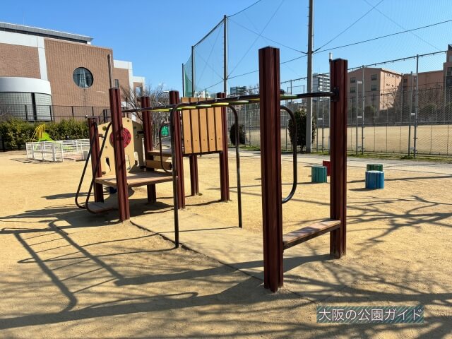 「神路公園」複合遊具・雲梯(うんてい)