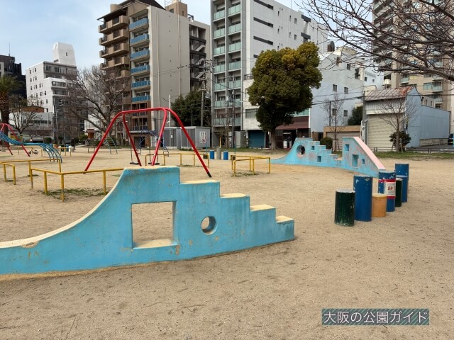 「南大江公園」ステップ遊具と平均台