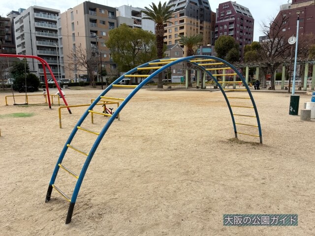 「南大江公園」アーチ型の雲梯