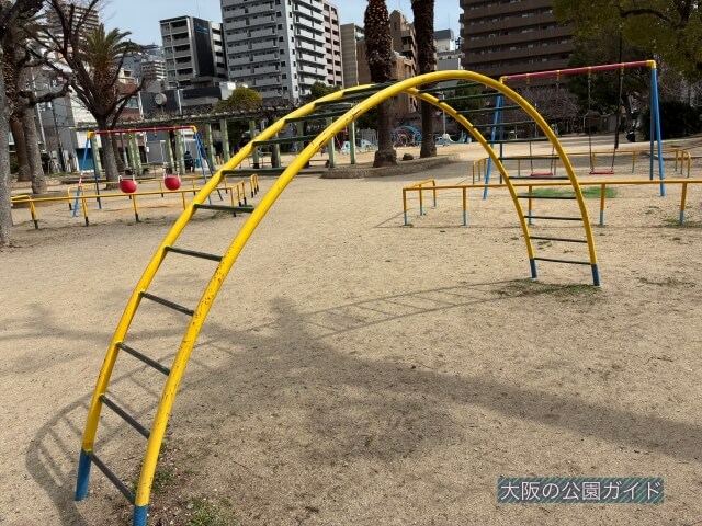 「南大江公園」アーチ型雲梯