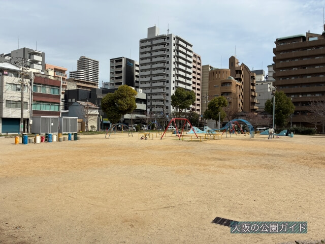 「南大江公園」広場と遊具