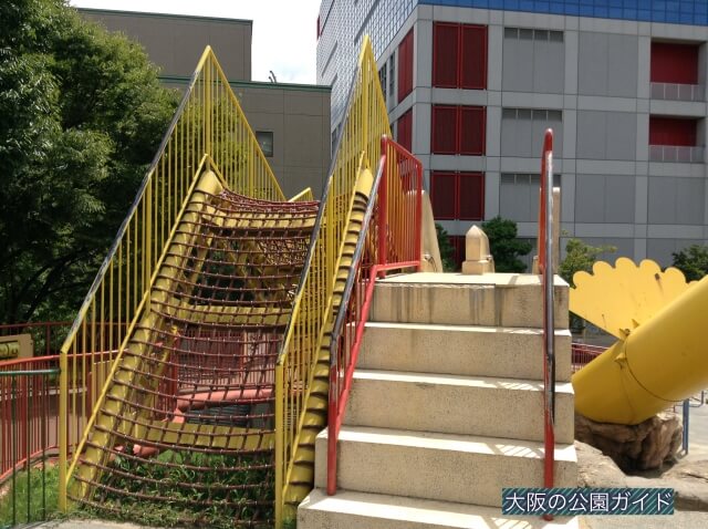 扇町公園・大型遊具広場「マウンテンスライダー」（黄色いロング滑り台・上から撮影）