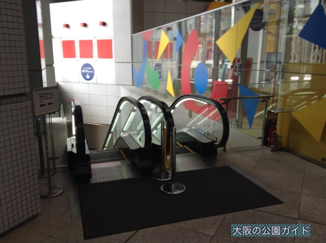 扇町公園に行くエスカレーター（大阪メトロ扇町駅から）