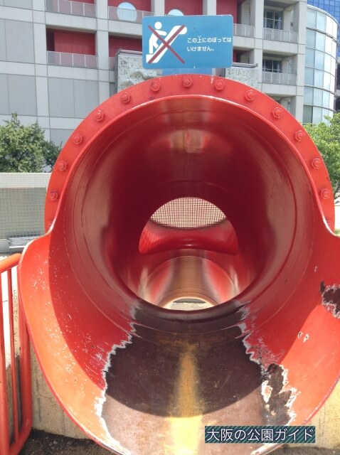 扇町公園・大型遊具広場「マウンテンスライダー」（入口から撮影・赤い滑り台）