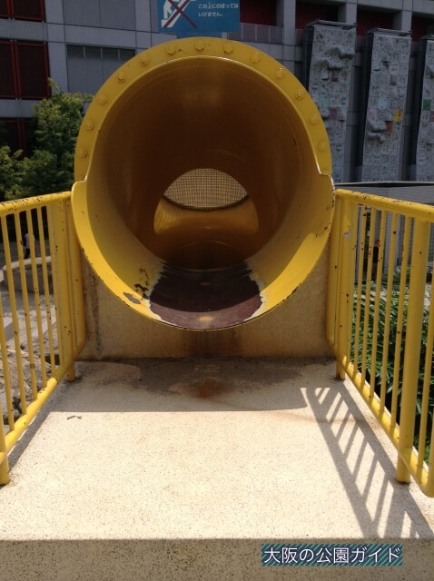 扇町公園・大型遊具広場「マウンテンスライダー」（上から撮影・黄色い滑り台）