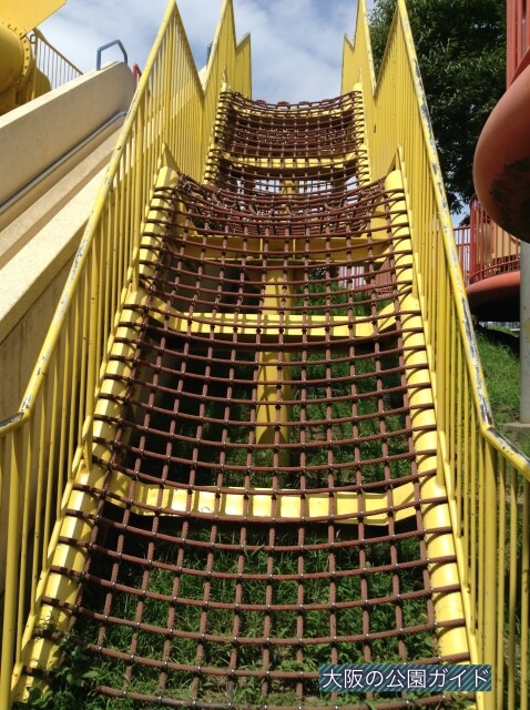 扇町公園・大型遊具広場「マウンテンスライダー」（ネットで上がる）