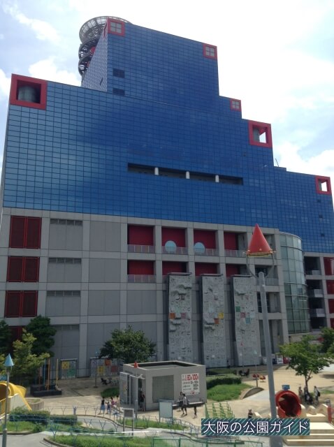 扇町公園の大型遊具広場「マウンテンスライダー」の丘の上から見たカンテレ