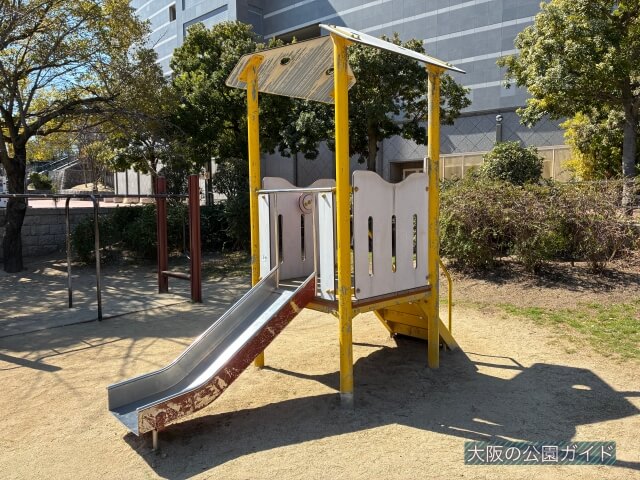 真田山公園「幼児向け滑り台」
