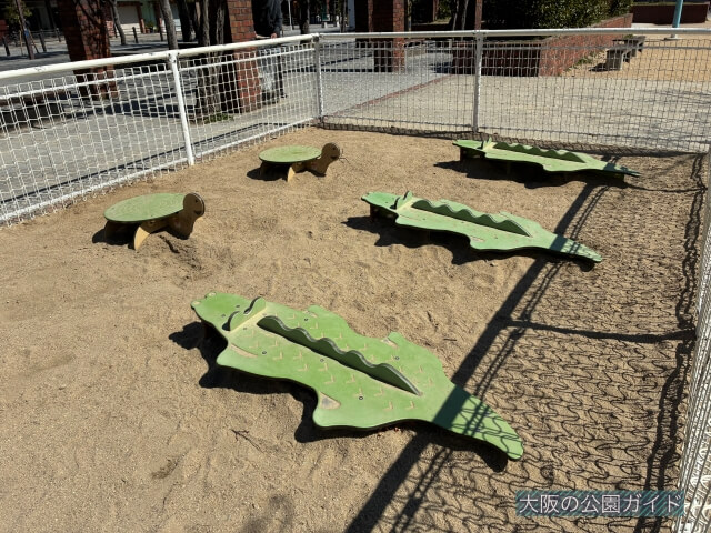 真田山公園「砂場の中のワニとカメの遊具」