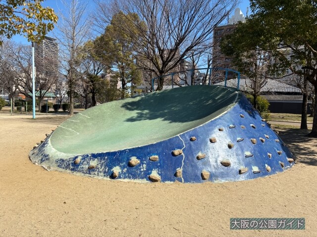 真田山公園「石の滑り台」