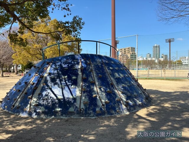 真田山公園「石の滑り台」反対側