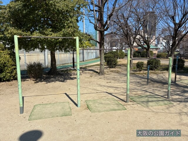 真田山公園「鉄棒」