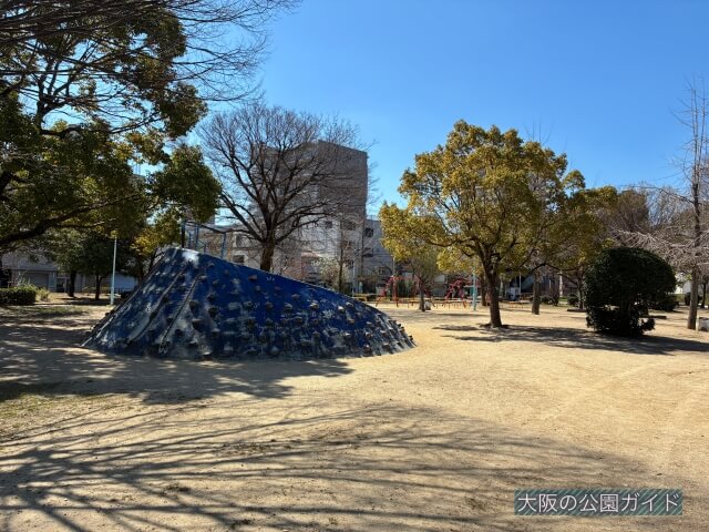 真田山公園「石の滑り台と広場」