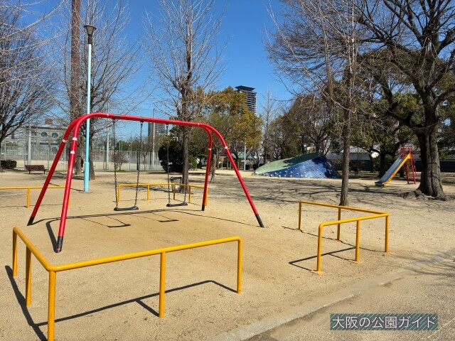真田山公園「ブランコと石の滑り台」