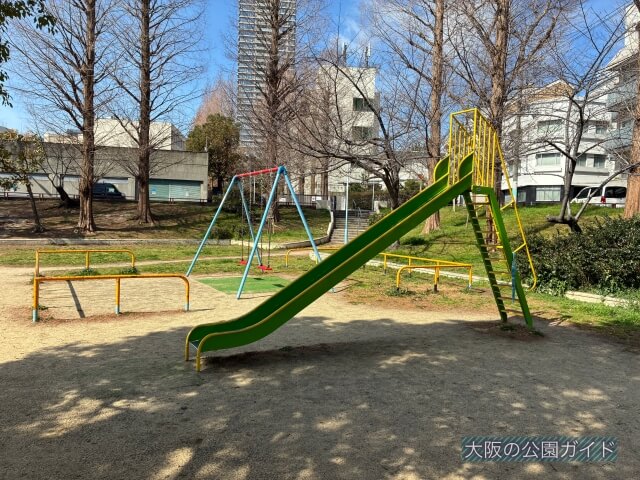 「玉造公園」滑り台とブランコ