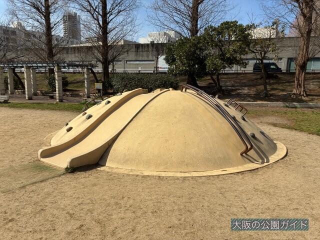 「玉造公園」石の遊具(トンネル、滑り台、ミニボルダリング)