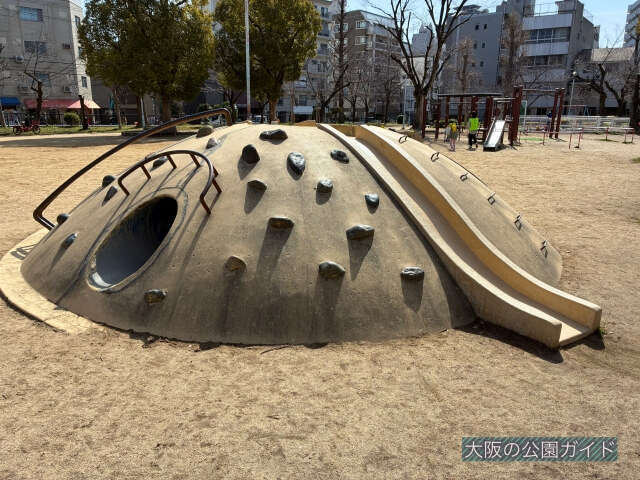 「玉造公園」石の遊具(トンネル、滑り台、ミニボルダリング)