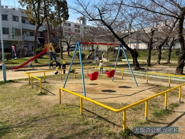 「玉造公園」幼児向けブランコ、滑り台