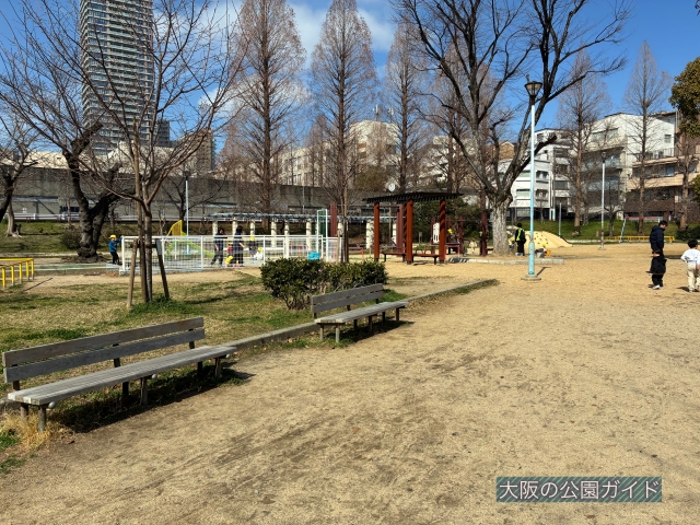 「玉造公園」ベンチ